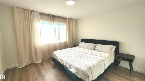 Recessed ceiling light fixture - 220 28 Street Sw, Edmonton, AB - Indoor Photo Showing Bedroom