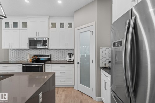 19 Orchard Crest, St. Albert, AB - Indoor Photo Showing Kitchen With Upgraded Kitchen
