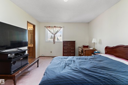 Wall-to-wall carpeting and a textured ceiling - 17724 94 Street Nw, Edmonton, AB 