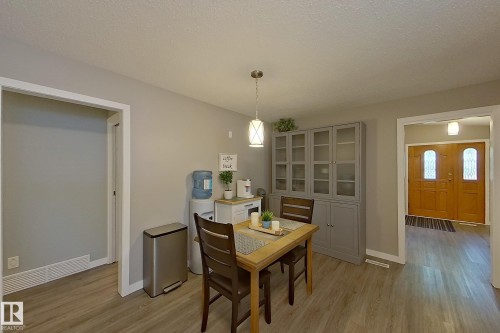 Dining area featuring wood-finish flooring and neutral wall tones - 16 Brunswick Crescent, St. Albert, AB - Indoor Photo Showing Dining Room