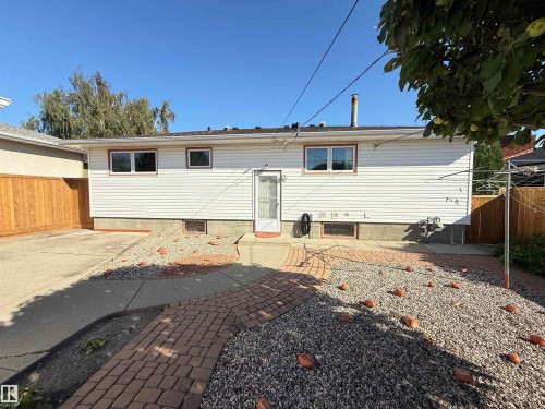 Spacious single-story residence featuring horizontal vinyl siding, multiple windows for natural light, and a concrete driveway - 7007 91 Avenue Nw, Edmonton, AB 