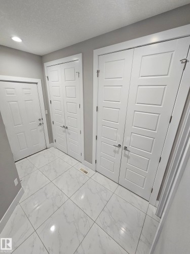 Large rear foyer to garage and walk through pantry - Edmonton, AB 