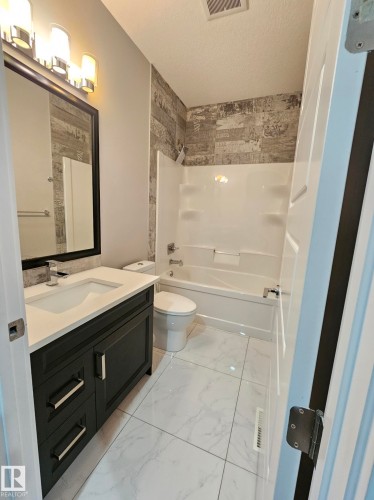 4-Piece Common Bathroom on 2nd Level - Edmonton, AB 