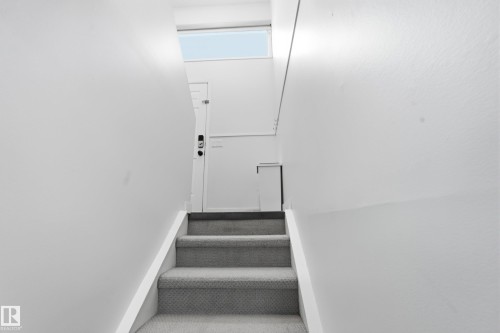 5303 21 Avenue Nw, Edmonton, AB - Indoor Photo Showing Other Room