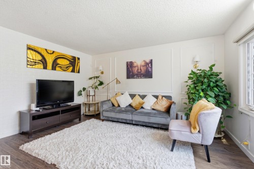 5303 21 Avenue Nw, Edmonton, AB - Indoor Photo Showing Living Room