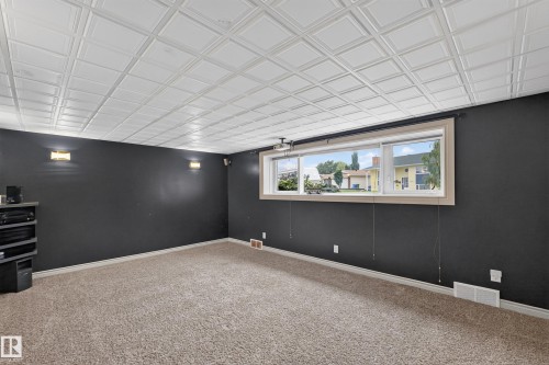 Recessed window featuring a three-panel frame - 131 Pine Drive, Wetaskiwin, AB - Indoor