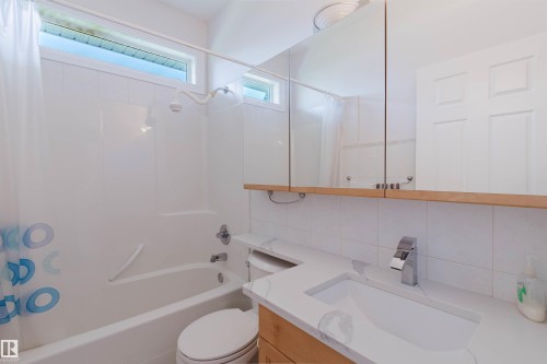 Integrated bathtub and shower combination with a transom window - 8517 156 Avenue Nw, Edmonton, AB 