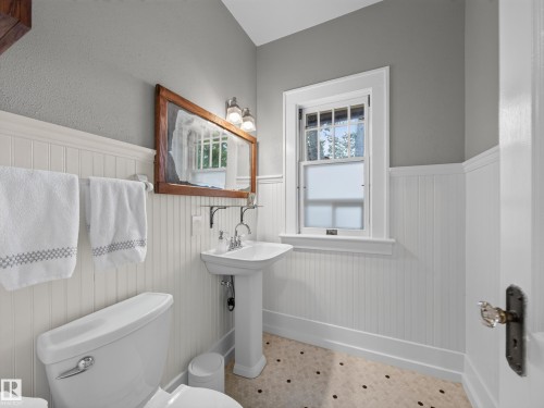 11108 64 Street Nw, Edmonton, AB - Indoor Photo Showing Bathroom