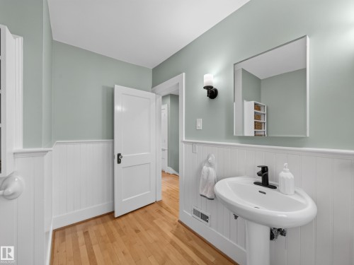 11108 64 Street Nw, Edmonton, AB - Indoor Photo Showing Bathroom