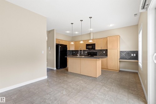 #39 13825 155 Av Nw, Edmonton, AB - Indoor Photo Showing Kitchen