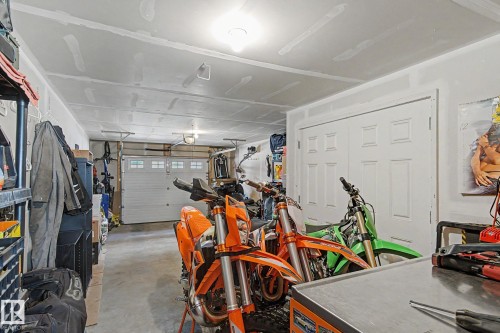 #77 1776 Cunningham Wy Sw, Edmonton, AB - Indoor Photo Showing Garage