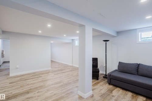 9330 162 Street Nw, Edmonton, AB 