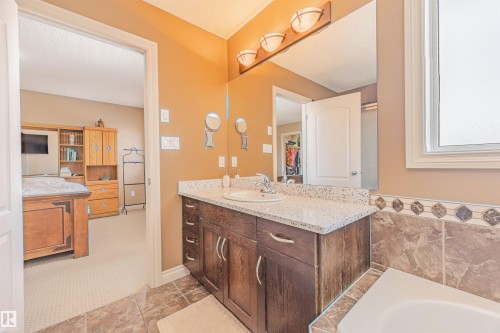 4 PC primary ensuite bathroom with ravine views and jetted tub - 57 Homestead Crescent Nw, Edmonton, AB 