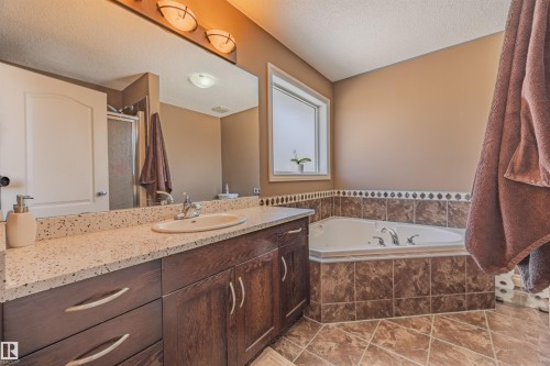 4 PC primary ensuite bathroom with ravine views and jetted tub - 57 Homestead Crescent Nw, Edmonton, AB 