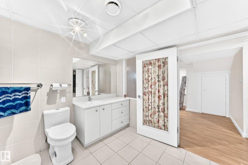 Tile flooring and wall surround in neutral tones - 3311 104 Avenue Nw, Edmonton, AB 