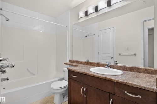 #212 2035 Grantham Ct Nw, Edmonton, AB - Indoor Photo Showing Bathroom