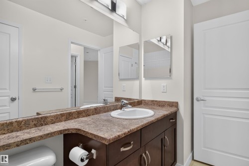 #212 2035 Grantham Ct Nw, Edmonton, AB - Indoor Photo Showing Bathroom