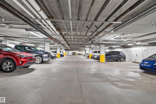 #212 2035 Grantham Ct Nw, Edmonton, AB - Indoor Photo Showing Garage