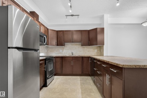 #212 2035 Grantham Ct Nw, Edmonton, AB - Indoor Photo Showing Kitchen