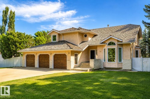 Stucco exterior with a multi-gabled roofline - 14 Highlands Place, Wetaskiwin, AB 