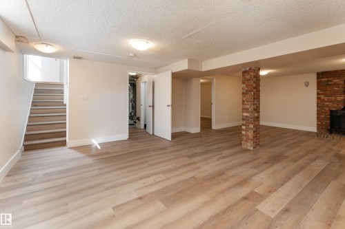 10415 39A Avenue Nw, Edmonton, AB 