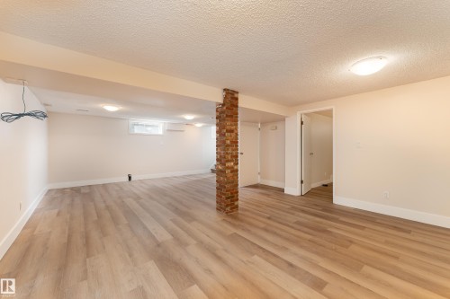 10415 39A Avenue Nw, Edmonton, AB 