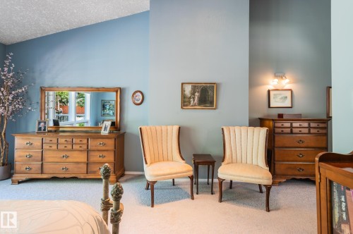 Vaulted ceiling with blue-painted walls - 8 Edgemont Point(E), St. Albert, AB 
