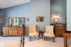 Vaulted ceiling with blue-painted walls - 
