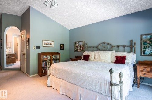 Vaulted ceiling, arched doorway, and built-in wood-finish cabinetry - 8 Edgemont Point(E), St. Albert, AB 