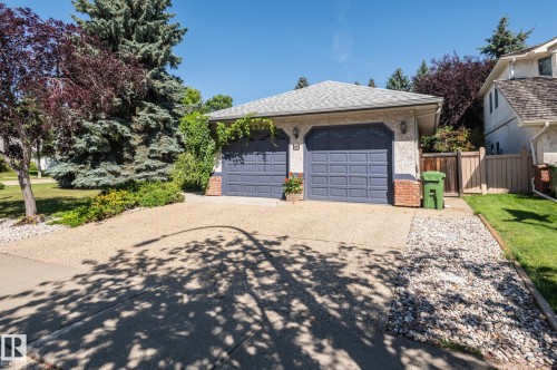 Attached two-car garage with overhead doors and exterior lighting - 8 Edgemont Point(E), St. Albert, AB 