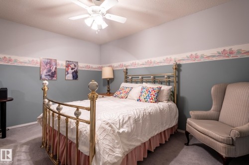 Wall-to-wall carpeting with painted walls and decorative wallpaper border - 8 Edgemont Point(E), St. Albert, AB 