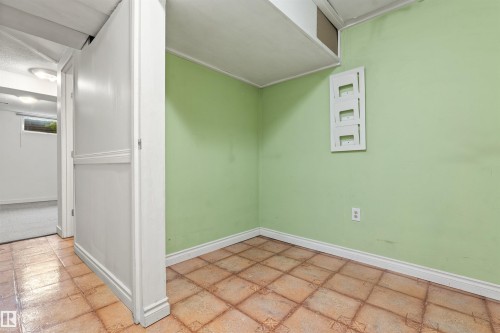 8313 156 Avenue Nw, Edmonton, AB 