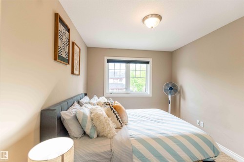 Neutral-toned walls with a single window and ceiling-mounted light fixture - 5092 Thibault Way Nw, Edmonton, AB 