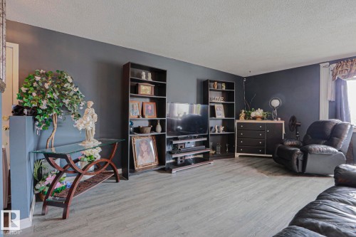 Wood-finish flooring throughout - 11440 144 Avenue Nw, Edmonton, AB 