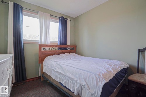 Dual windows with exterior trim, light-toned walls, and carpeted flooring - 11440 144 Avenue Nw, Edmonton, AB 