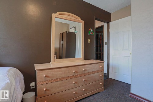 Textured wall finishes and dark carpeting - 11440 144 Avenue Nw, Edmonton, AB 