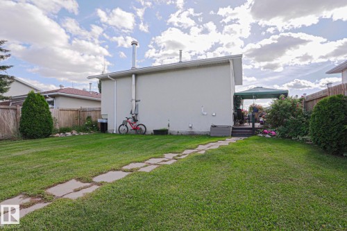 Expansive lawn with a stone pathway - 11440 144 Avenue Nw, Edmonton, AB 