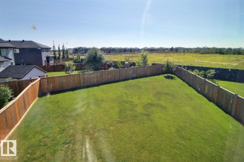 Expansive green lawn with wood privacy fencing - 4847 173 Avenue Nw, Edmonton, AB 