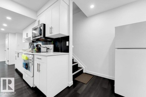 1183 Aster Boulevard Nw, Edmonton, AB - Indoor Photo Showing Kitchen