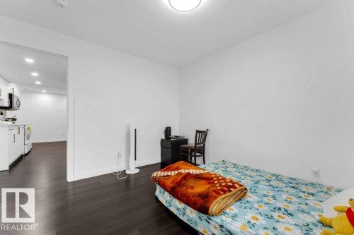 1183 Aster Boulevard Nw, Edmonton, AB - Indoor Photo Showing Bedroom
