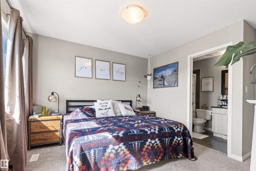 Wall-to-wall carpeting and a ceiling-mounted light fixture - 4306 Prowse Link Link Sw, Edmonton, AB 