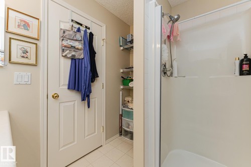 911 Rabbit Hill Road Nw, Edmonton, AB - Indoor Photo Showing Bathroom