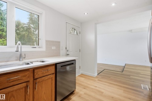 6804 36A Avenue Nw, Edmonton, AB 