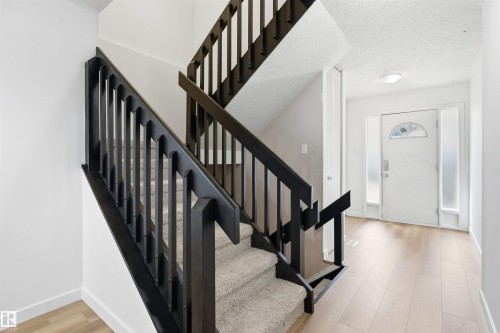 6804 36A Avenue Nw, Edmonton, AB 