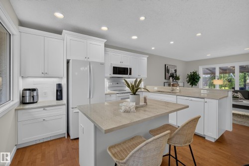9562 81 Street Nw, Edmonton, AB - Indoor Photo Showing Kitchen