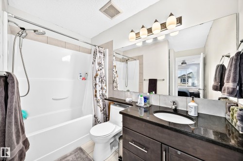 Tub/shower combination with a handheld showerhead - 16832 53 Street Nw, Edmonton, AB 
