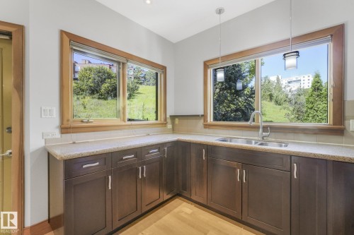 9404 100A Avenue Nw, Edmonton, AB 