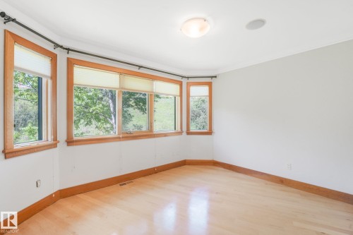 9404 100A Avenue Nw, Edmonton, AB 