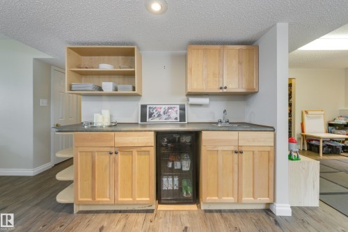 1123 48 Street Nw, Edmonton, AB - Indoor Photo Showing Kitchen
