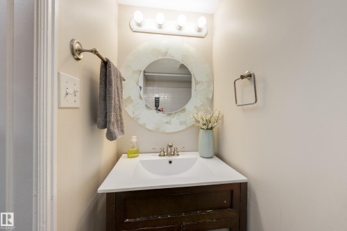 1123 48 Street Nw, Edmonton, AB - Indoor Photo Showing Bathroom